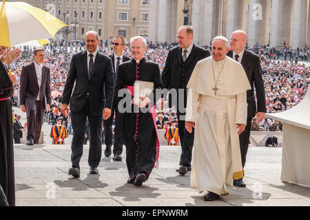 Città del Vaticano. Il 20 maggio 2015. Papa Francesco, Udienza generale del 20 maggio 2015 - Piazza San Pietro Credito: Davvero Facile Star/Alamy Live News Foto Stock