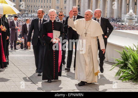 Città del Vaticano. Il 20 maggio 2015. Papa Francesco, Udienza generale del 20 maggio 2015 - Piazza San Pietro Credito: Davvero Facile Star/Alamy Live News Foto Stock