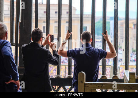 Città del Vaticano. Il 20 maggio 2015. Papa Francesco, Udienza generale del 20 maggio 2015 - Piazza San Pietro Credito: Davvero Facile Star/Alamy Live News Foto Stock