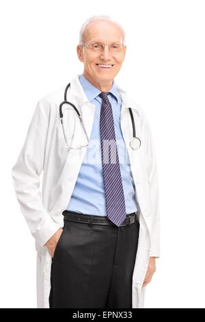 Colpo verticale la maturazione di un medico in camice bianco con uno stetoscopio intorno al suo collo, sorridente e guardando la telecamera Foto Stock