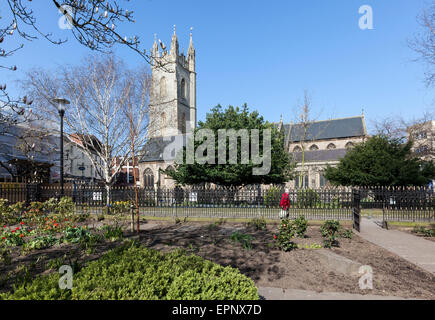 Soleggiato chiesa di San Giovanni Battista e il sagrato della chiesa nel centro di Cardiff Foto Stock