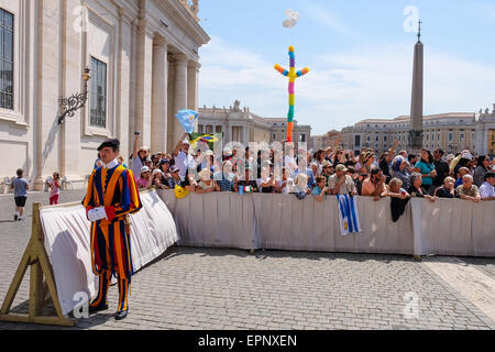 Città del Vaticano. Il 20 maggio 2015. Papa Francesco, Udienza generale del 20 maggio 2015 - Piazza San Pietro Credito: Davvero Facile Star/Alamy Live News Foto Stock