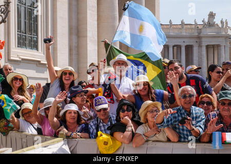 Città del Vaticano. Il 20 maggio 2015. Papa Francesco, Udienza generale del 20 maggio 2015 - Piazza San Pietro Credito: Davvero Facile Star/Alamy Live News Foto Stock