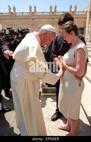 Città del Vaticano. Il 20 maggio 2015. Papa Francesco, Udienza generale del 20 maggio 2015 - Piazza San Pietro Credito: Davvero Facile Star/Alamy Live News Foto Stock