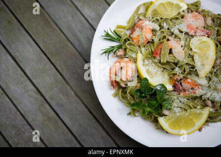 Piatto di spinaci tagliatelle con re boreale, altri frutti di mare, origano, rosmarino e di grana padano grattugiato. Foto Stock