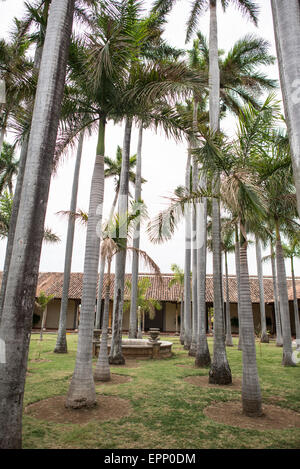 GRANADA, Nicaragua - il cortile interno principale, pieno di palme, del Centro Cultural Convento San Francisco. Il Centro Cultural Convento San Francisco, situato ad appena un paio di isolati dal Parque Central di Granada, è dedicato alla storia della regione. Foto Stock