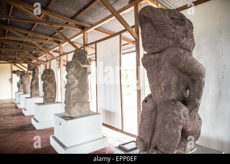 GRANADA, Nicaragua — antiche statue di pietra recuperate dalla vicina isola di Zapatera in mostra presso il Centro Cultural Convento San Francisco. Le statue sono datate intorno al 800-1200 d.C. Il Centro Cultural Convento San Francisco, situato a un paio di isolati dal Parque Central di Granada, è dedicato alla storia della regione. Foto Stock