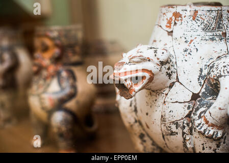 Ceramica precolombiana di Ometepe Pottery Painted Ceramic Animal Effigy Granada Nicaragua // GRANADA, Nicaragua - Un'effigie di animali in ceramica precolombiana ricostruita è esposta al Centro Cultural Convento San Francisco. La testa zoomorfica del vaso e i pigmenti rossi e neri sopravvissuti dimostrano le tecniche policrome stilizzate del periodo Ometepe dal 1350 al 1550 d.C. Ospitato in un ex monastero francescano del XVI secolo, il museo conserva la cultura materiale indigena della regione. Foto Stock