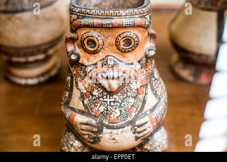 GRANADA, Nicaragua — ceramica nicaraguense del periodo Ometepe (1350-1550 d.C.) è esposta al Centro Cultural Convento San Francisco di Granada. Il centro culturale, situato vicino al Parque Central, mostra la storia regionale attraverso la sua variegata collezione archeologica. Foto Stock