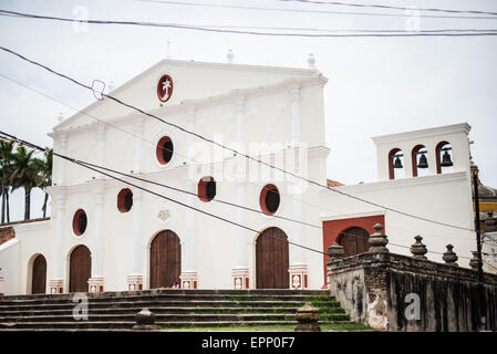 GRANADA, Nicaragua — il Centro Cultural Convento San Francisco, situato a un paio di isolati dal Parque Central di Granada, è dedicato alla storia della regione. Foto Stock