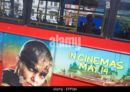 Lone uomo su central London bus e la pubblicità della pellicola. Foto Stock