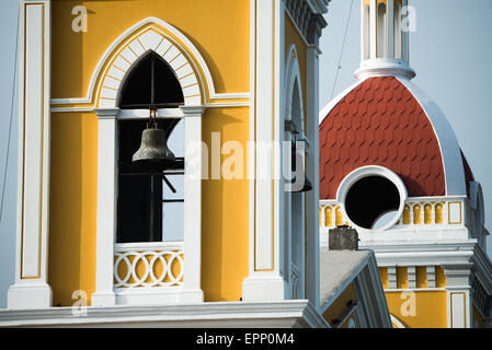 GRANADA, Nicaragua: La cattedrale di Granada, con il suo caratteristico esterno giallo e bianco, domina lo skyline del Parque Central. C'è una chiesa in questo luogo dal 1525 circa, ma è stata distrutta e ricostruita più volte nei secoli successivi, mentre la città di Granada è stata attaccata dai pirati e da altri. La costruzione della versione attuale è iniziata nel 1888, ma non è stata completata completamente fino al 1972. Con il suo distintivo colore giallo con rivestimento esterno bianco, si erge sul Parque Central nel cuore di Granada, Nicaragua. Foto Stock