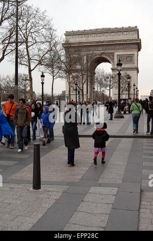 Una vista dell'Arc de Triomphe in Paris prese a inizio primavera presi dagli Champs Elysees. Foto Stock