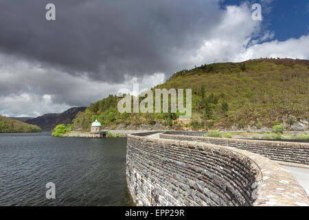 La torre dell'acqua presso il Craig Goch serbatoio dalla diga road, Elan Valley vicino a Rhayader, Mid Wales, Regno Unito Foto Stock