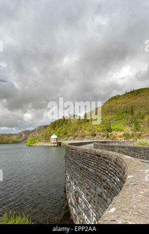 La torre dell'acqua presso il Craig Goch serbatoio dalla diga road, Elan Valley vicino a Rhayader, Mid Wales, Regno Unito Foto Stock