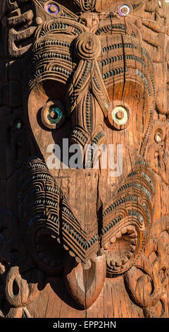 Legno intagliato maschere maori a Te Puia vicino a Rotorua in Nuova Zelanda Isola del nord Foto Stock