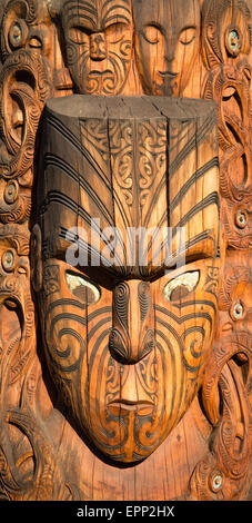 Legno intagliato maschere maori a Te Puia vicino a Rotorua in Nuova Zelanda Isola del nord Foto Stock