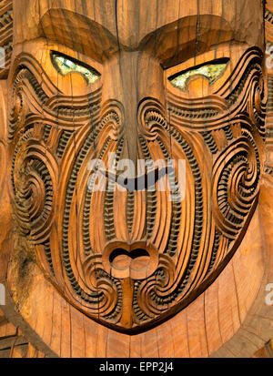 Legno intagliato maschere maori a Te Puia vicino a Rotorua in Nuova Zelanda Isola del nord Foto Stock