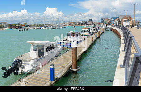 Barche di fiume. Barche ormeggiate fino sul fiume Arun, preso da Arun Parade di Littlehampton, West Sussex, in Inghilterra, Regno Unito. Foto Stock