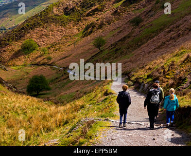 Walkers sul sentiero in cardatura Mill Valley sulla lunga Mynd vicino a Church Stretton in Shropshire Hills Inghilterra REGNO UNITO Foto Stock