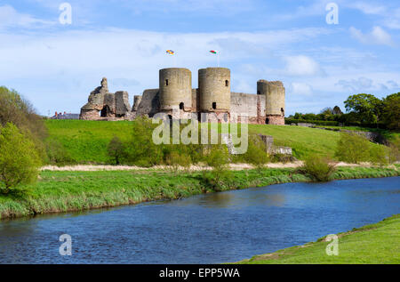 Le rovine del castello di Rhuddlan sul fiume Clwyd, Rhuddlan, Denbighshire, Wales, Regno Unito Foto Stock