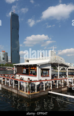 DC (Donau City Tower, Vienna, Austria con un bar che si trova su un'isola del fiume Danubio. Foto Stock