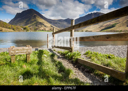 Fleetwith Pike e pile di fieno attraverso Buttermere, come si vede dal litorale percorso, Lake District, Cumbria Foto Stock