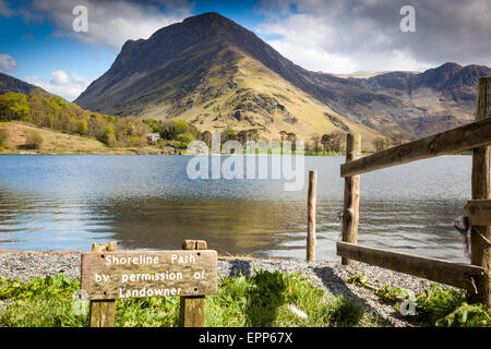 Fleetwith Pike attraverso Buttermere, come si vede dal litorale percorso, Lake District, Cumbria Foto Stock