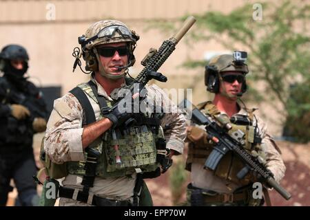 Aqaba Giordania. 19 Maggio, 2015. U.S e giordani forza speciale commandos durante l'esercizio desiderosi Lion 2015 presso il Wadi Shadiya gamma formazione Maggio 18, 2015 in Giordania. Foto Stock