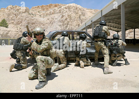 Aqaba Giordania. 19 Maggio, 2015. U.S e giordani forza speciale commandos durante l'esercizio desiderosi Lion 2015 presso il Wadi Shadiya gamma formazione Maggio 18, 2015 in Giordania. Foto Stock