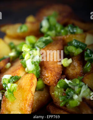 Freschi Fatti in casa fritto croccante Spicchi di patate con aglio verde Foto Stock