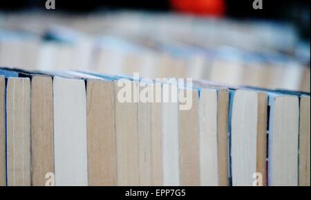 Pressione di stallo di mercato la vendita di seconda mano libri dorso libro visibile, mercato, stallo affare, seconda mano, letteratura, fiction, educare, Foto Stock