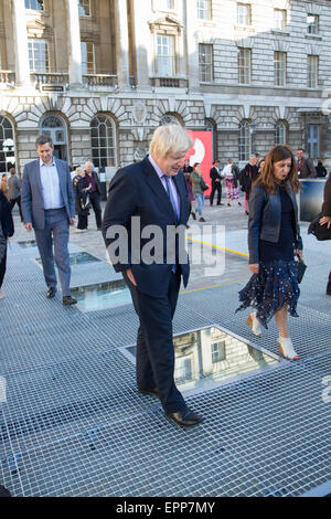 Londra, Regno Unito. Il 20 maggio 2015. Il sindaco di Londra Boris Johnson a piedi su "teaser" presso la Somerset House dopo ufficialmente in apertura la foto Londra fotografia inaugurale mostra e fiera d'arte. Questa è la più grande fiera mai andata in scena nella capitale. Credito: Elsie Kibue / Alamy Live News Foto Stock