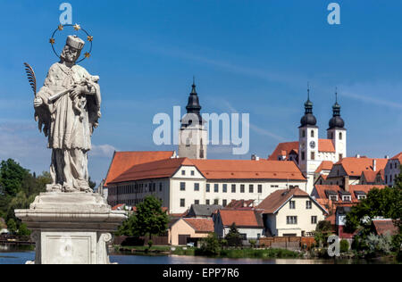 Telc Repubblica Ceca Europa sito patrimonio dell'umanità città ceca statua barocca di San Giovanni Nepomuceno in primo piano Foto Stock