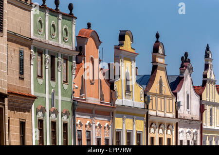 Telc Repubblica Ceca Europa Case barocche sulla piazza principale colorate case di scudi Foto Stock