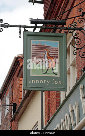 Segno sopra la "pretenzioso Fox" public house a Newbury, Berkshire, Regno Unito. Foto Stock