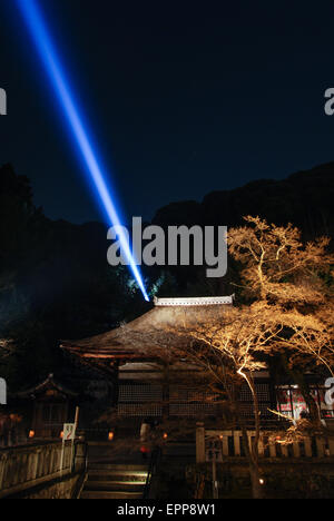 Il Tempio di Kyomizu Dera durante la luce top celebrazione di notte il freddo inverno giornata con cielo chiaro. Kyomizu Dera è situato a Kyoto, Giappone Foto Stock