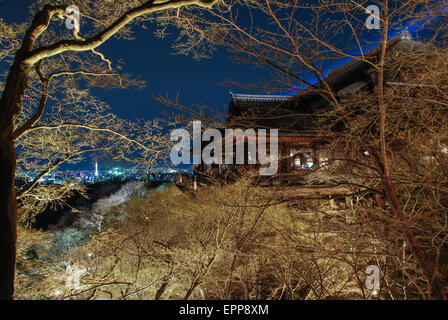 Il Tempio di Kyomizu Dera durante la luce top celebrazione di notte il freddo inverno giornata con cielo chiaro. Kyomizu Dera è situato a Kyoto, Giappone Foto Stock