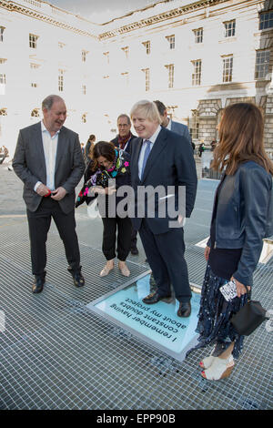 Londra, Regno Unito. Il 20 maggio 2015. Boris Johnson si erge su un illustrazione la lettura " mi ricordo di avere una costante doubs circa i miei progetti' accanto agli organizzatori di Foto Londra Il sindaco di Londra Boris Johnson ha formalmente apre la foto Londra Arte Fiera a Somerset House. La fiera è aperta al pubblico dal 21 al 24 maggio 2015. Acclamato come il più grande e il più importante nuova fiera di fotografia mai andata in scena a Londra. Esso riunisce oltre 70 gallerie e offre colloqui, proiezioni e spettacoli. Foto: Bettina Strenske Foto Stock