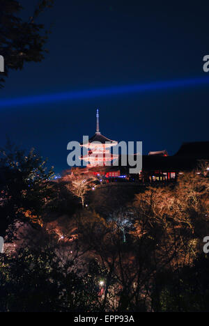 Il Tempio di Kyomizu Dera durante la luce top celebrazione di notte il freddo inverno giornata con cielo chiaro. Kyomizu Dera è situato a Kyoto, Giappone Foto Stock