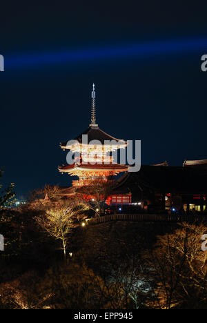 Il Tempio di Kyomizu Dera durante la luce top celebrazione di notte il freddo inverno giornata con cielo chiaro. Kyomizu Dera è situato a Kyoto, Giappone Foto Stock