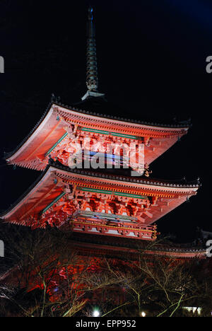 Il Tempio di Kyomizu Dera durante la luce top celebrazione di notte il freddo inverno giornata con cielo chiaro. Kyomizu Dera è situato a Kyoto, Giappone Foto Stock