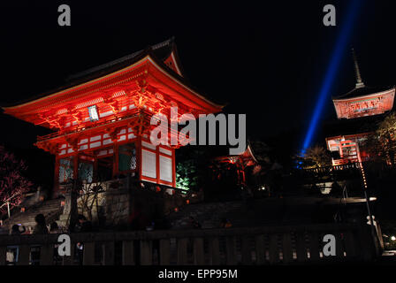 Il Tempio di Kyomizu Dera durante la luce top celebrazione di notte il freddo inverno giornata con cielo chiaro. Kyomizu Dera è situato a Kyoto, Giappone Foto Stock