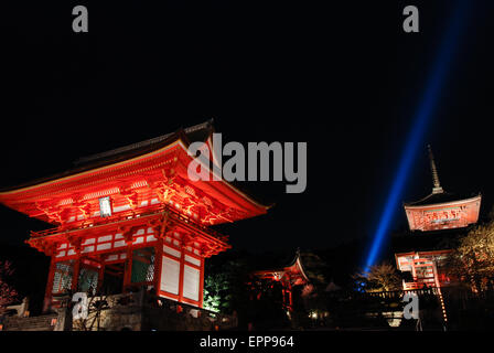 Il Tempio di Kyomizu Dera durante la luce top celebrazione di notte il freddo inverno giornata con cielo chiaro. Kyomizu Dera è situato a Kyoto, Giappone Foto Stock