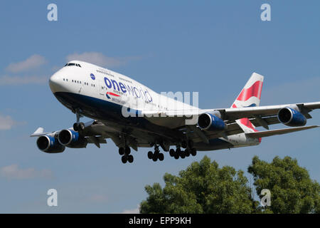 British Airways Boeing 747-400 jumbo jet cuscinetto piano l'alleanza delle compagnie aeree oneworld logo su approccio a Londra Heathrow. Viaggi aerei internazionali. Foto Stock