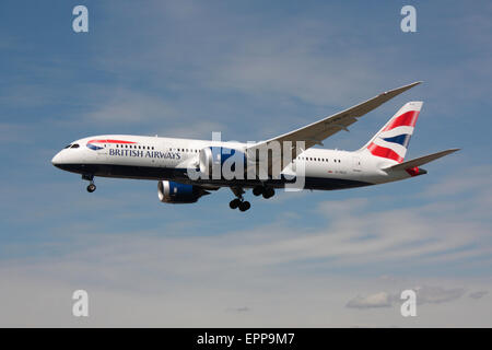 British Airways 787-8 Boeing Dreamliner long haul jet del passeggero sul piano di approccio. Moderna aviazione civile. Foto Stock