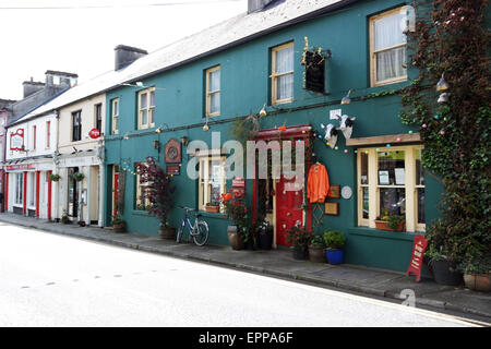 Scena di strada skibbereen West Cork in Irlanda con b&b Foto Stock