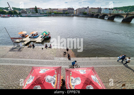 La passeggiata lungo il fiume Moldava, Rasinovo Nabrezi, Praga, Repubblica Ceca, Europa Foto Stock