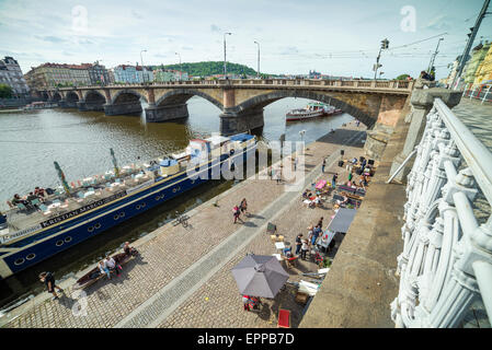 La passeggiata lungo il fiume Moldava, Rasinovo Nabrezi, Praga, Repubblica Ceca, Europa Foto Stock