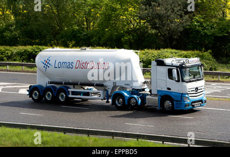 Lomas distribuzione autocarro cisterna sulla autostrada M40, Warwickshire, Regno Unito Foto Stock